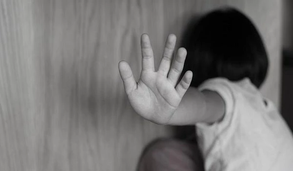 Βίαζε κατ’ εξακολούθηση τη 12χρονη μπροστά στην αδελφή της